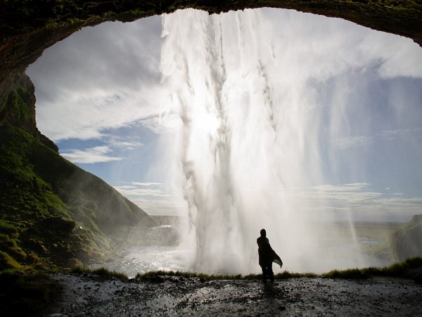 Frau am Wasserfall Seljalandsfoss