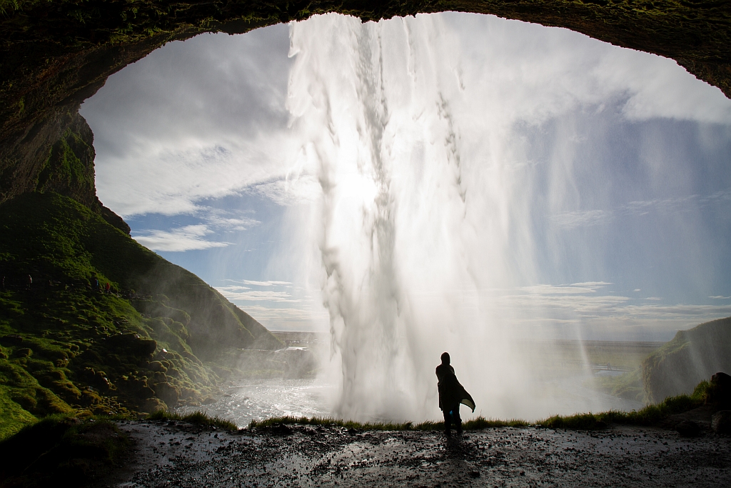 Frau am Wasserfall Seljalandsfoss