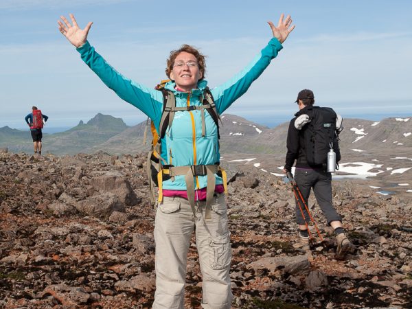 Wanderin breitet die Arme aus und genießt die Luft