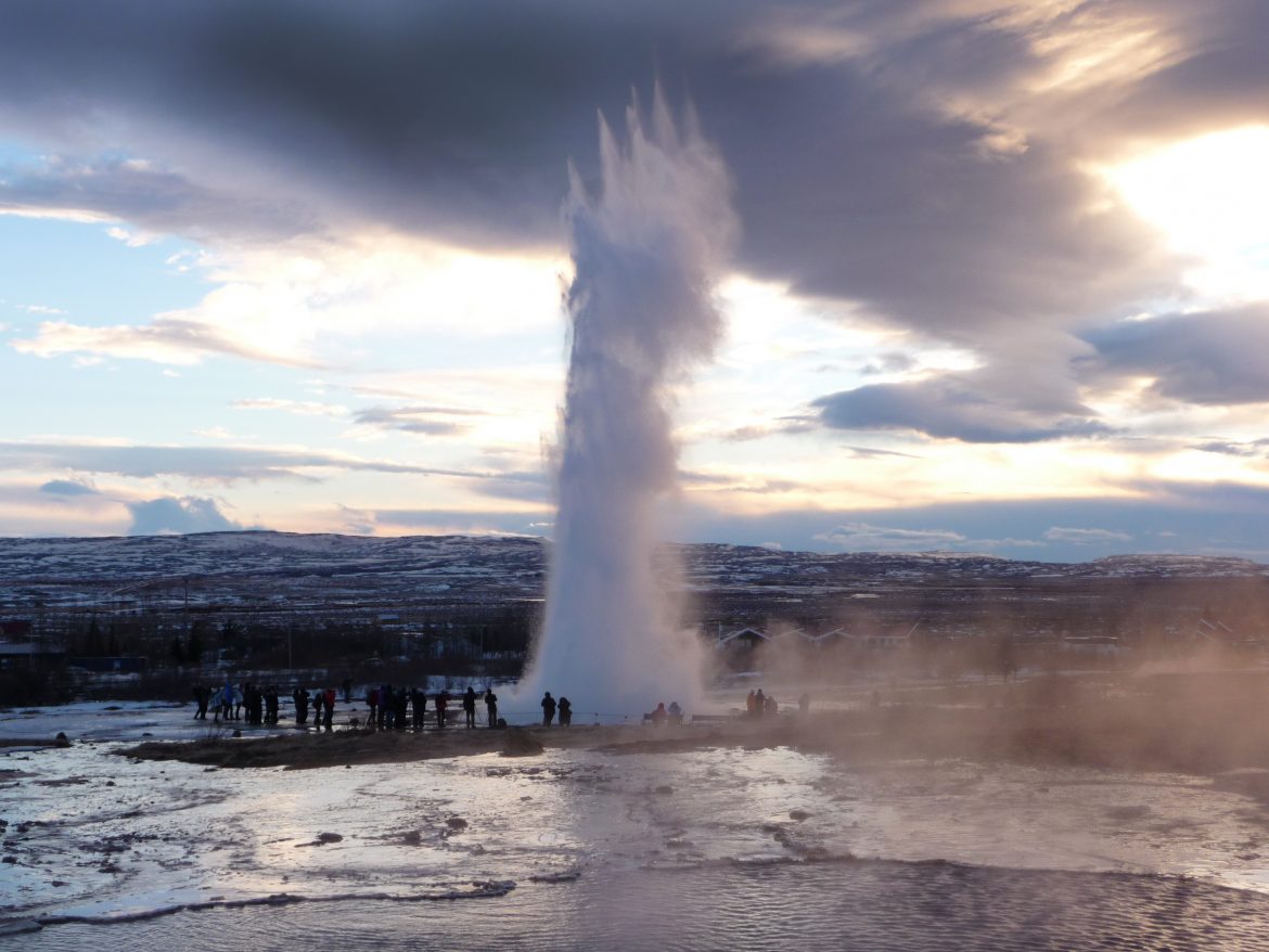 Riesiger Geysir in Island spritzt Wasser in die Höhe