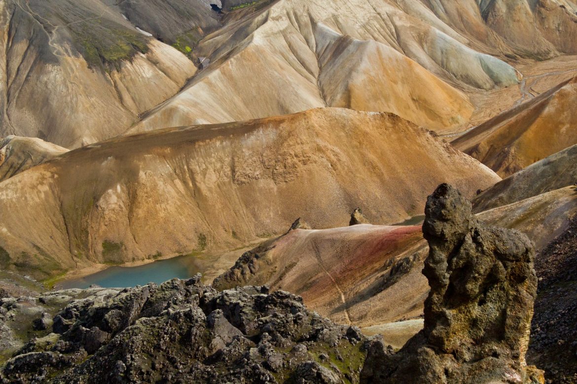 Laugavegur Trekkingweg im Hochland von Island - vegetationslose Berge