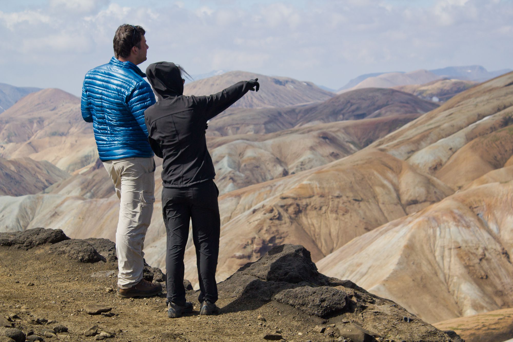 Wanderer bei Landmannalaugar genießen die Aussicht