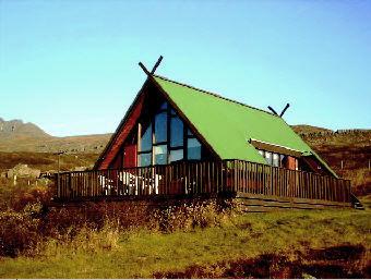 Haaleiti - Ferienhaus mit grünem Dach im Osten Islands