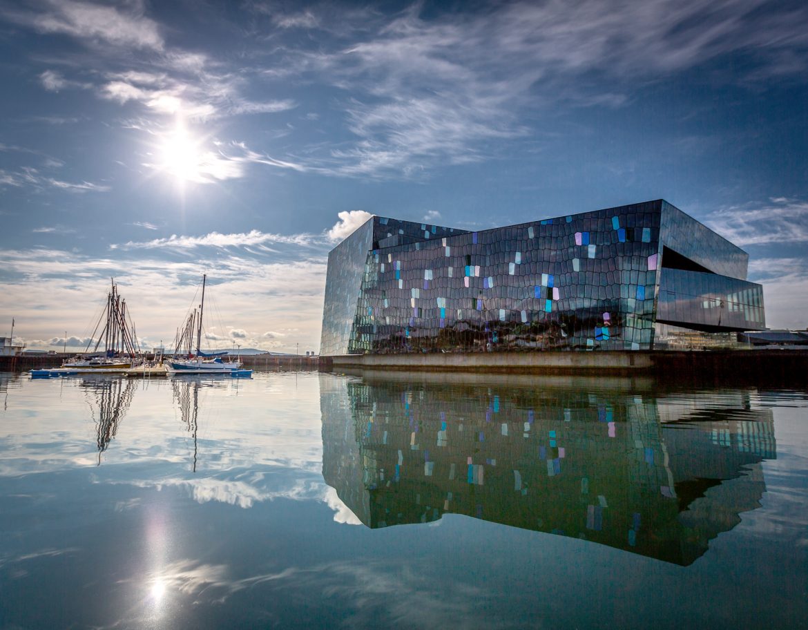 Glasgebäude, Gebäude mit Glasfassade - das Harpa Konzerthaus in Reykjavík, der isländischen Hauptstadt