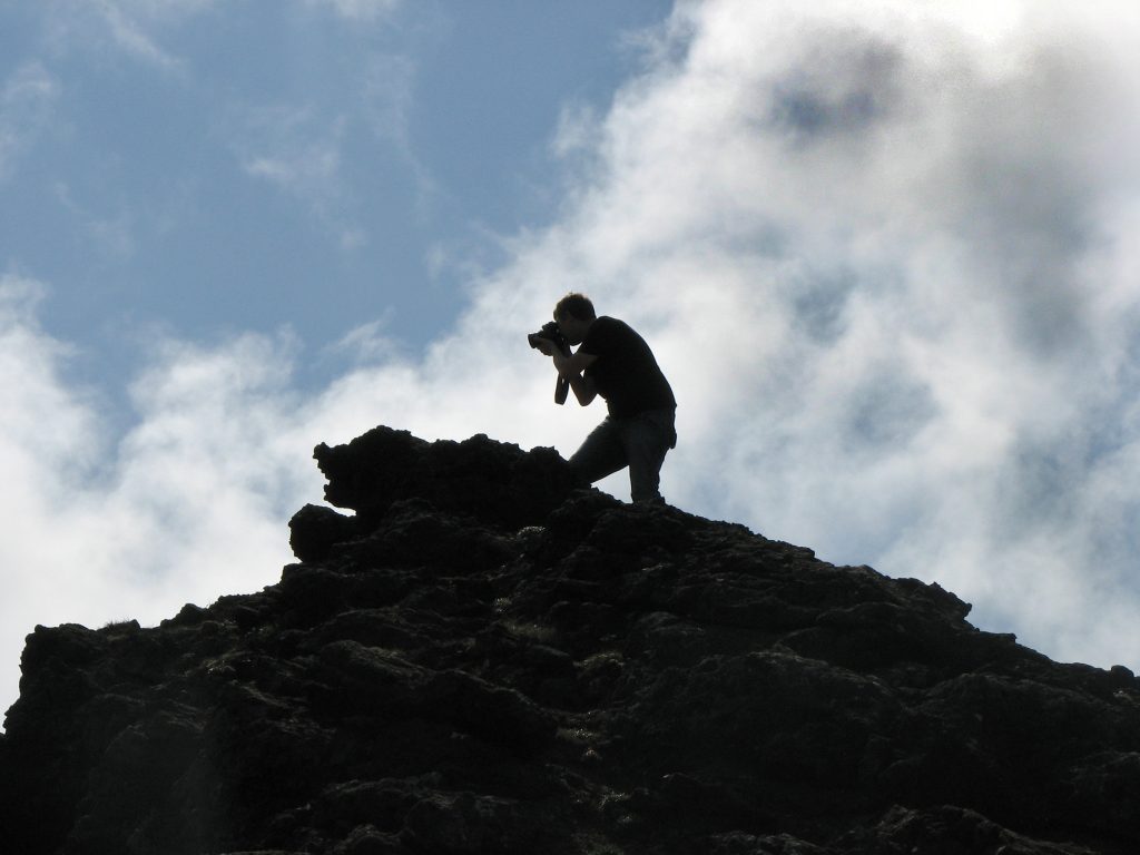 Mann fotografiert Lava auf Island