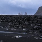 Felsformationen am Strand bei Vík in Südisland