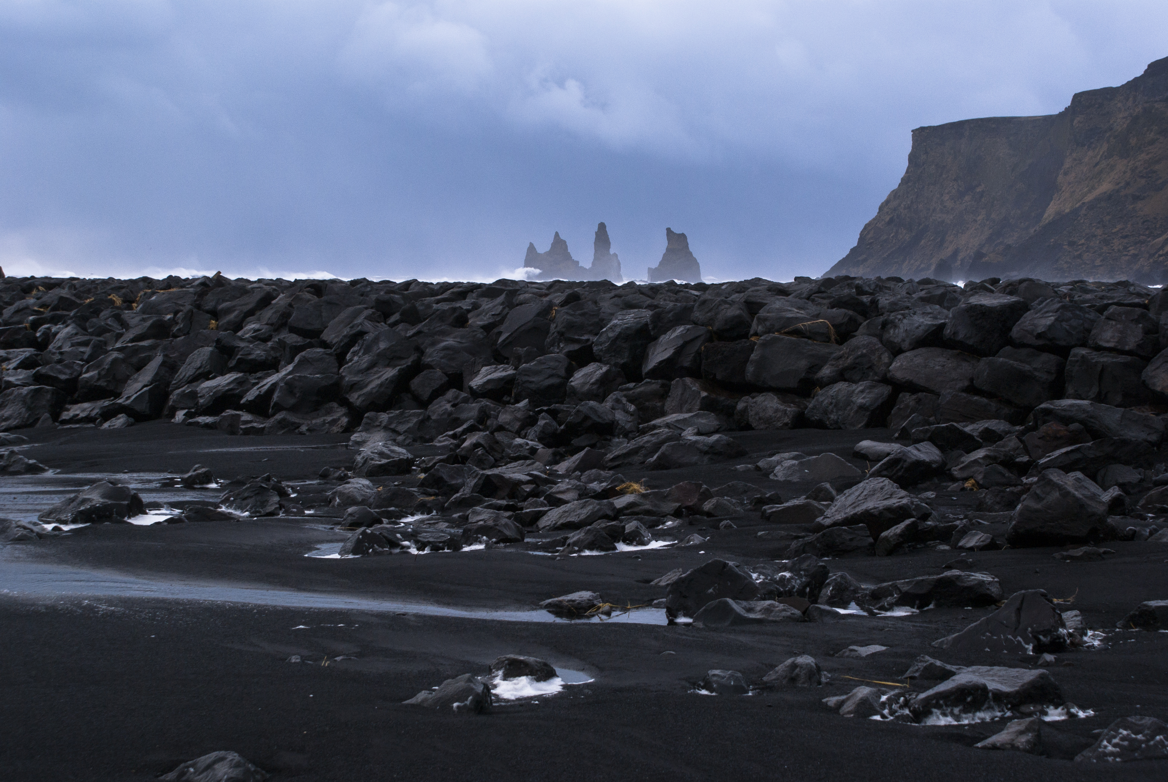 Felsformationen am Strand bei Vík in Südisland