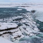 eisverhangener Wasserfall Gullfoss im Winter