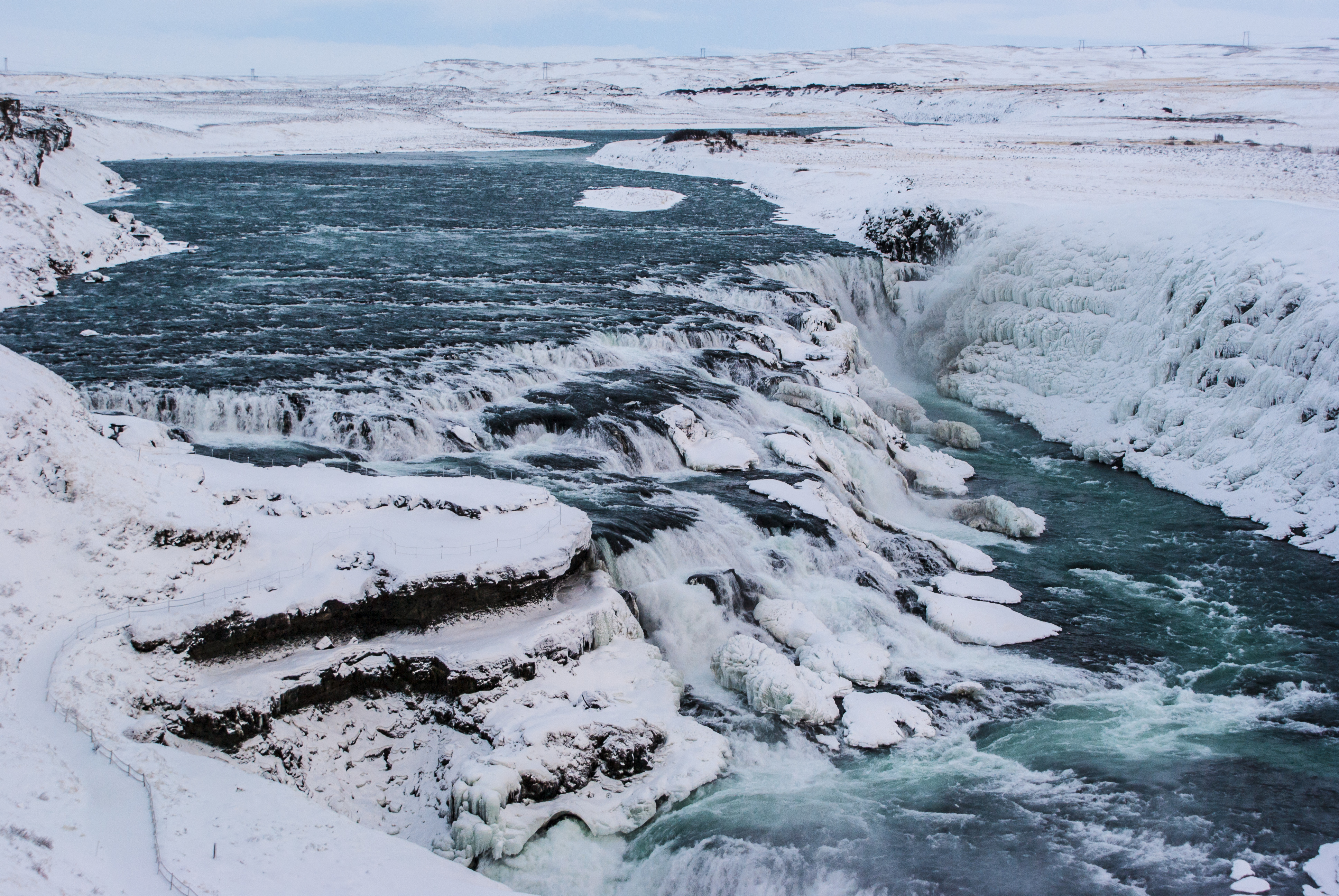 eisverhangener Wasserfall Gullfoss im Winter