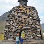 Kinder bestaunen einen Denkmal auf Snaefellsnes