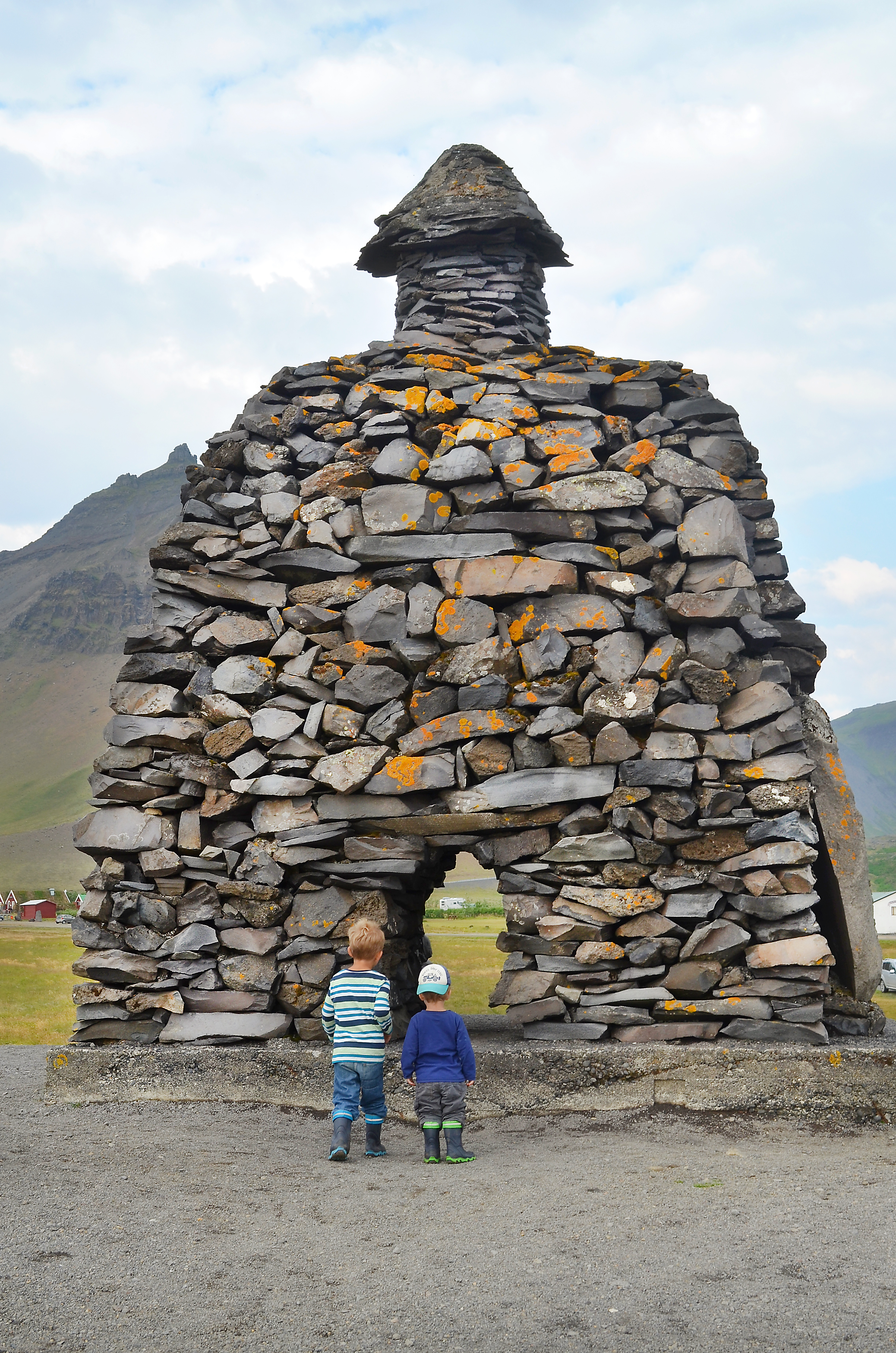 Kinder bestaunen einen Denkmal auf Snaefellsnes