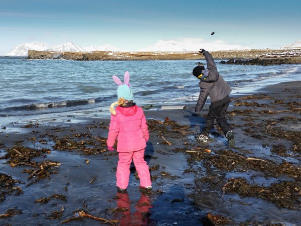 Kinderspielen am Strand in Winterlandschaft