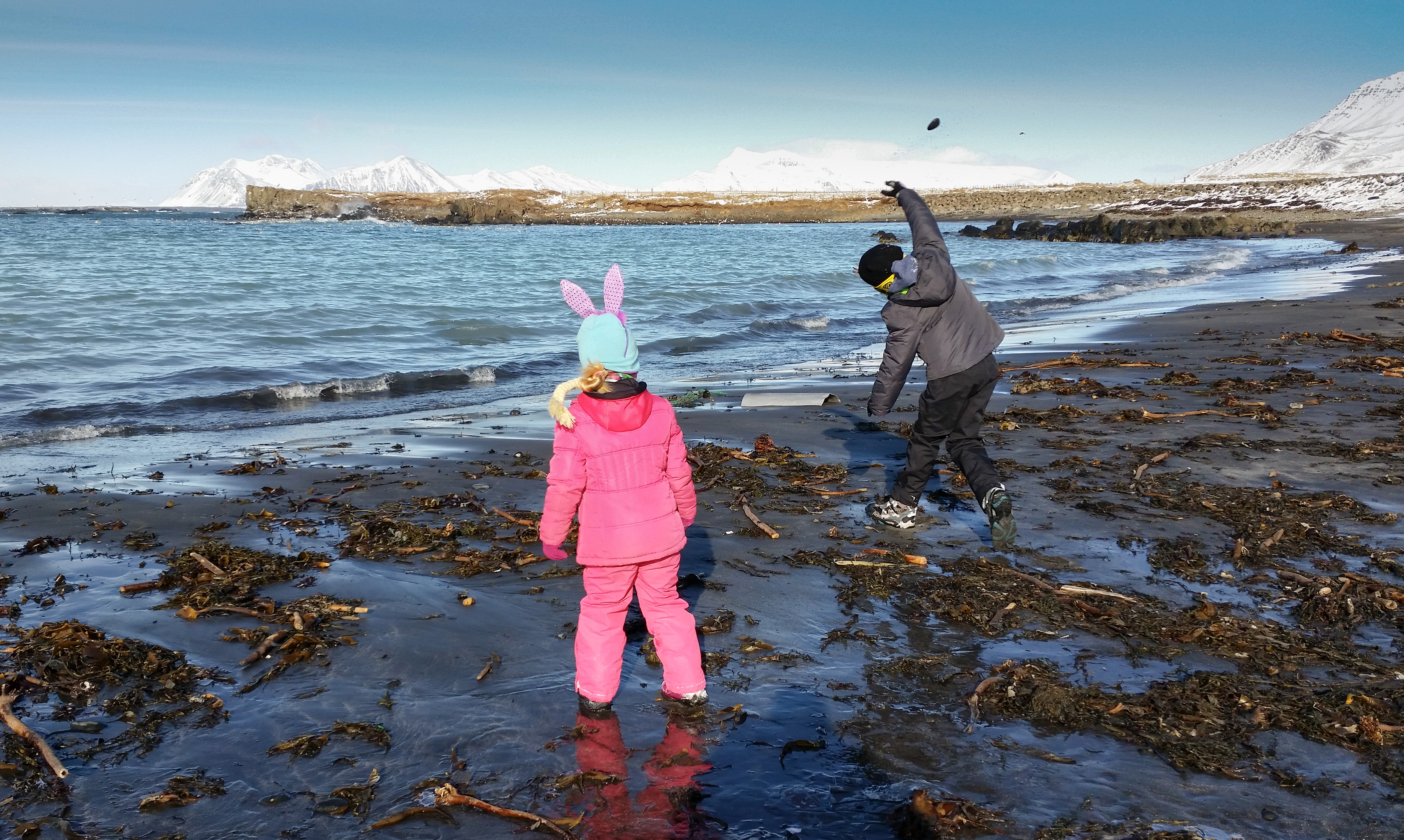 Kinderspielen am Strand in Winterlandschaft