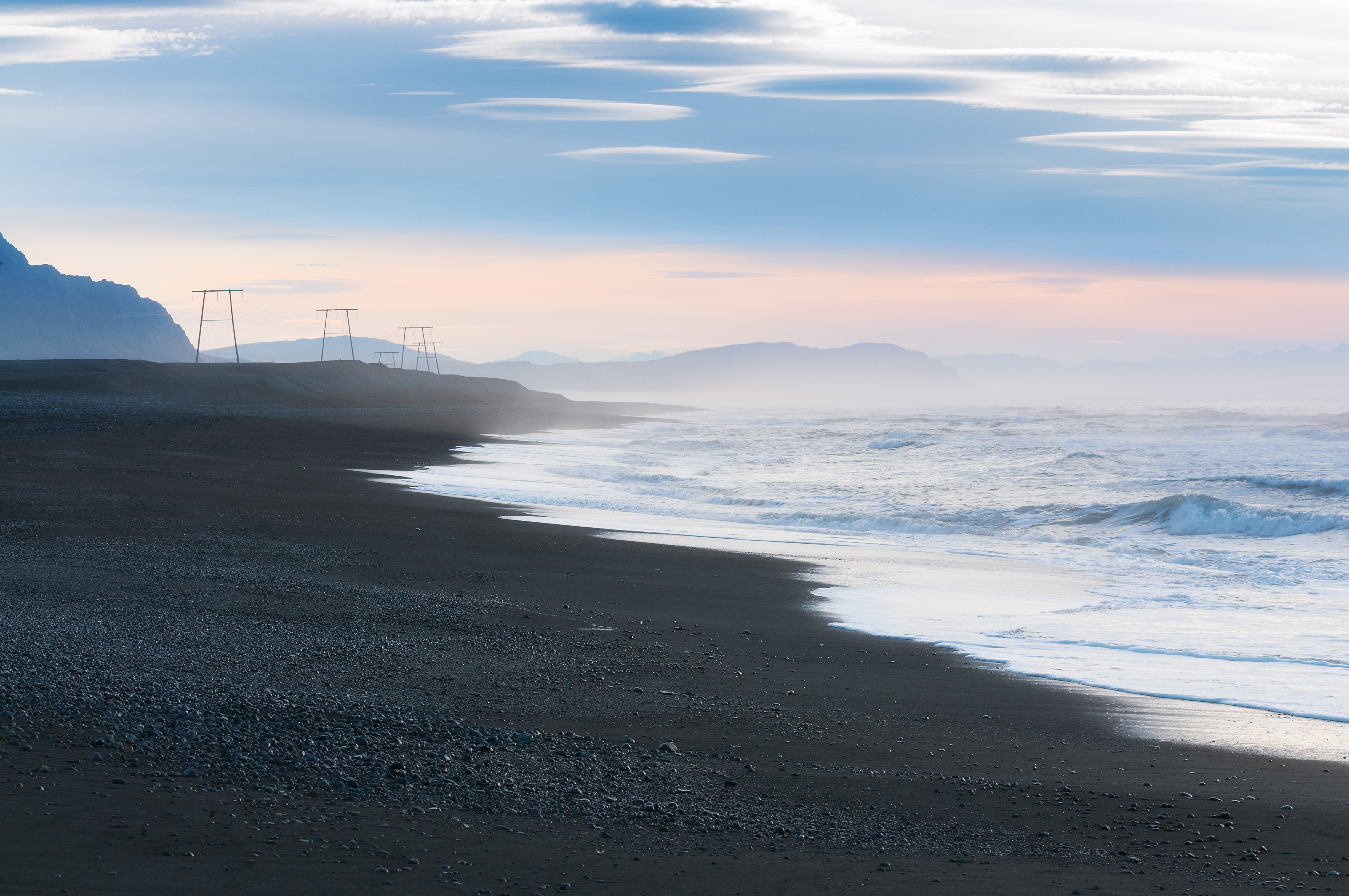 Einsamer Strand in Südisland, Nebel und Berge am Horizont