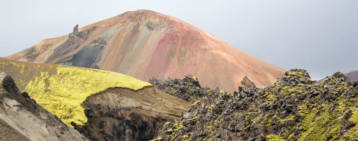 farbige Berge und grünes Moos im Hochland Islands, Landmannalaugar