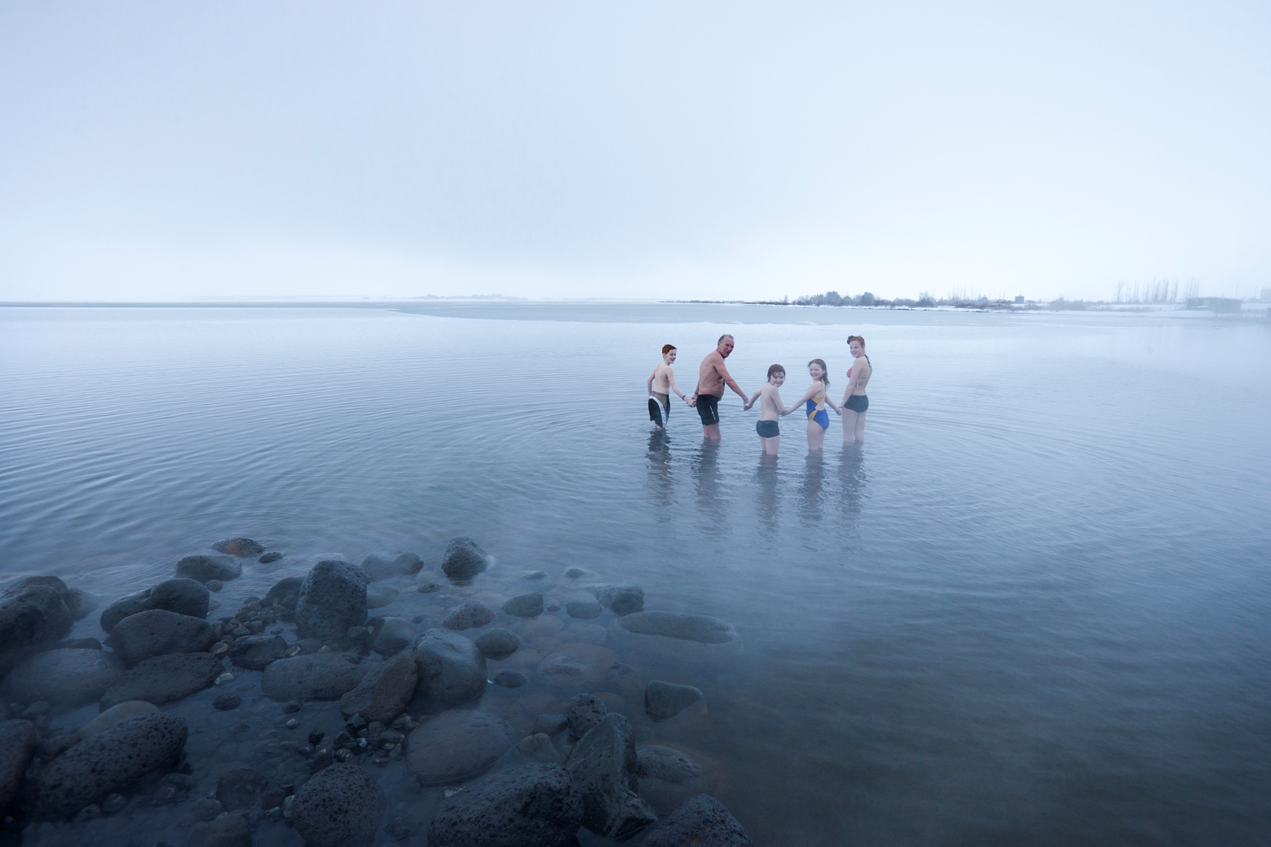 Laugarvatn Fontana Spa - Menschen laufen in den Laugarvatn See