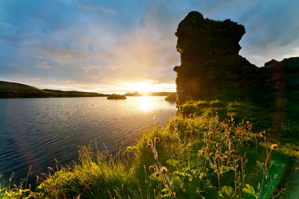 See Myvatn in Nord-Island mit Lavaformationen bei Sonnenuntergang