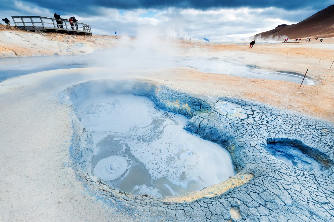 eine blubbernde Quelle im Gebiet von Myvatn, Schlammblubber, der nach Schwefel riecht