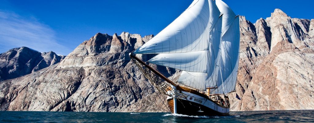 Segelschiff in Fjord in Nord-Ost-Grönland