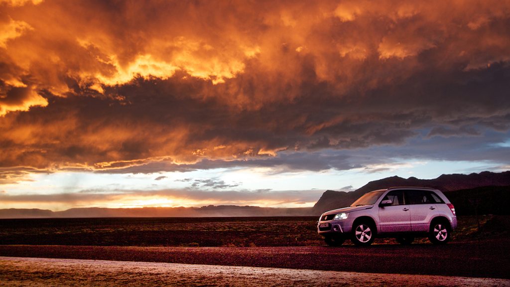 Mietwagen in Island im Sonnenuntergang