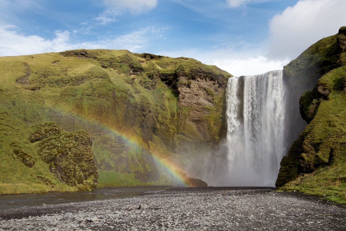 Skogafoss-Wasserfall in Süd-Island mit Regenbogen