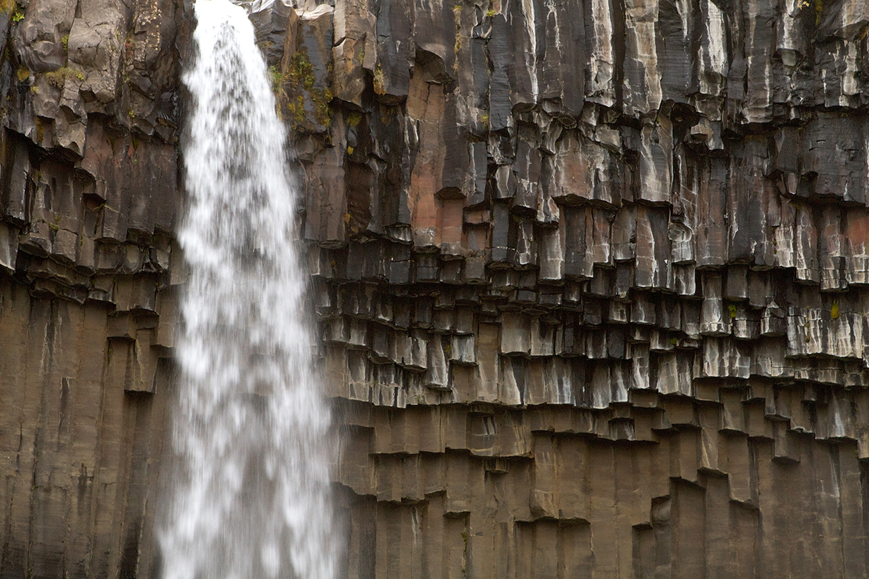 Wasserfall Svartifoss im Skaftafell Nationalpark in Süd-Island