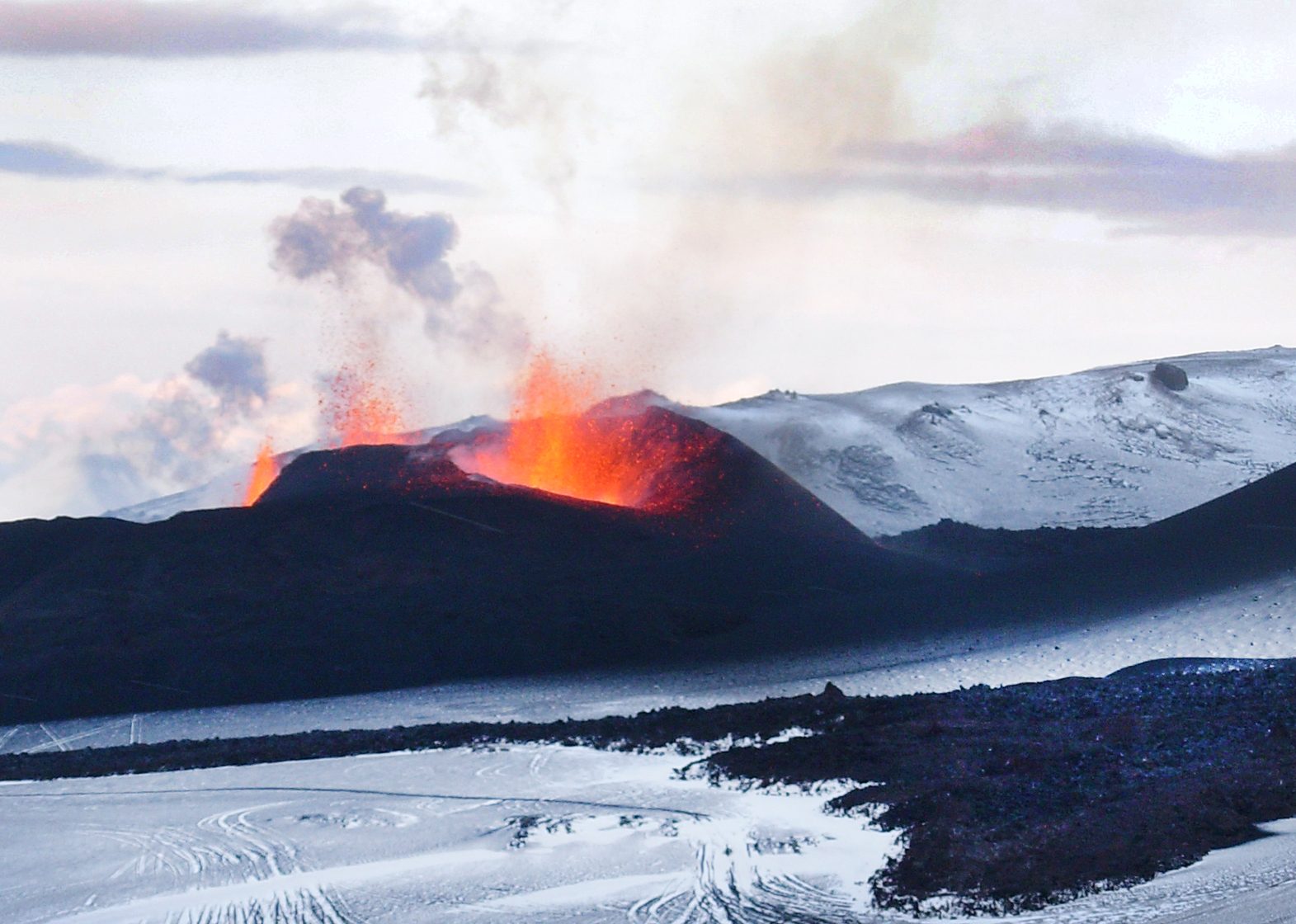 Feuerspeiender Vulkan auf Island im Winter