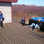 Journalisten sonnen sich auf der Terasse eines Ferienhauses in Island