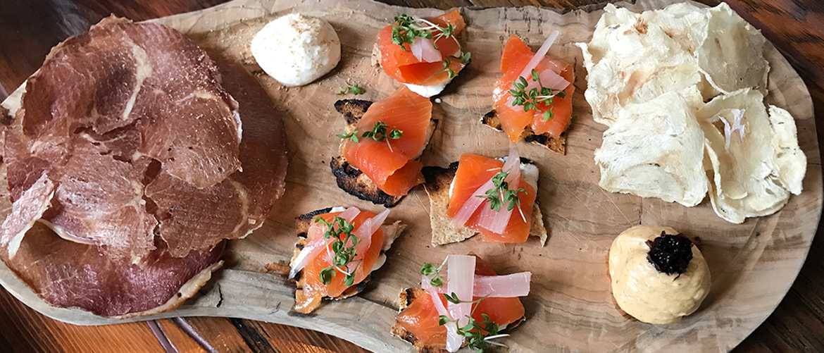 Isländischer Snack mit Lachs und geräuchertem Lamm