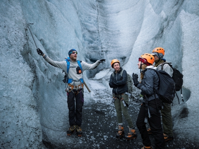 Besucher in einer Eishöhle am Gletscher Vatnajökull