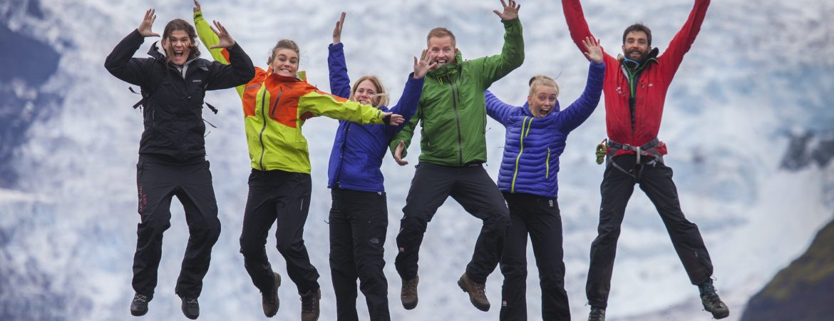 Reisegruppe in Island springt fröhlich in die Luft