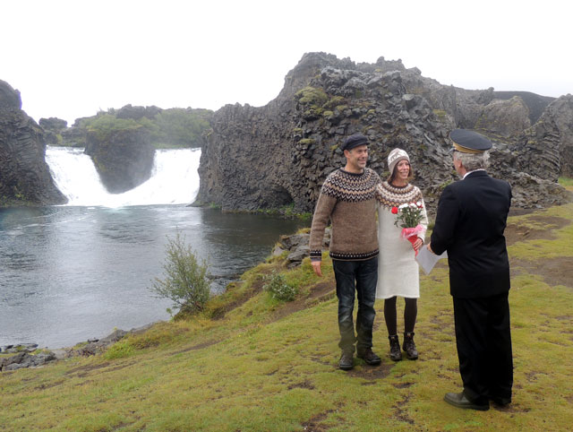 Trauung am Hjalparfoss, Heiraten in Island