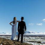 Hochzeitspaar im Schnee in Thingvellir in Island