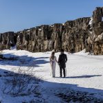 Hochzeitspaar im Schnee in Thingvellir in Island