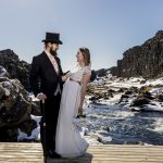 Hochzeitspaar im Schnee in Thingvellir in Island