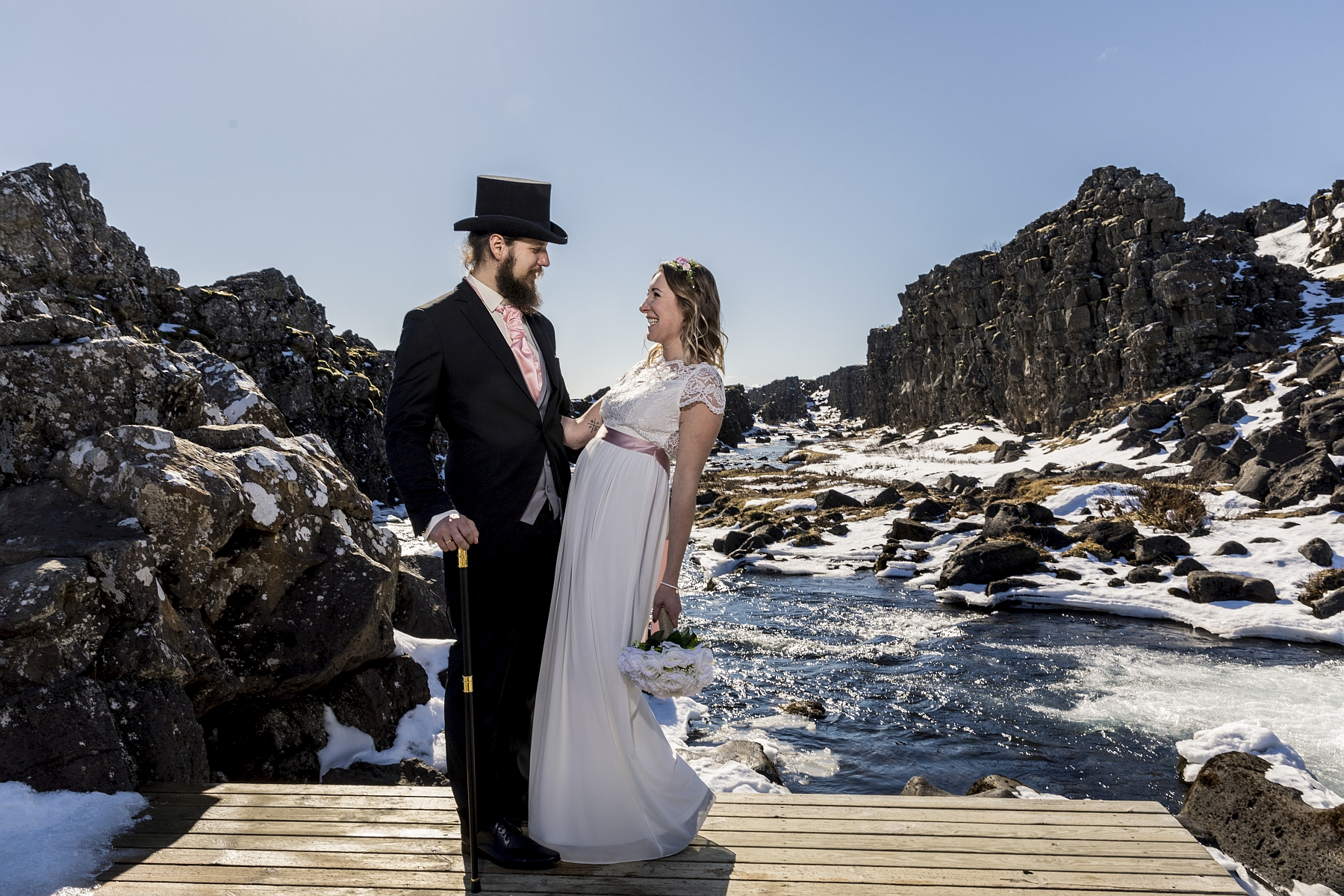 Hochzeitspaar im Schnee in Thingvellir in Island