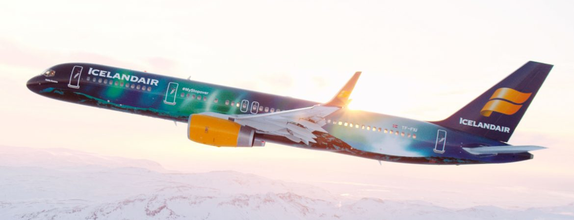 Icelandair Flugzeug über Island