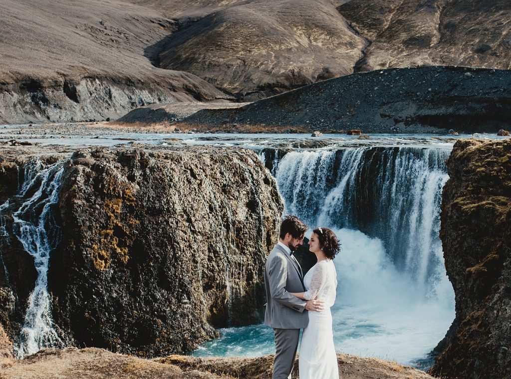 Hochzeitspaar in Island am Wasserfall