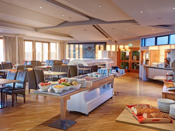 Frühstücksraum mit Buffet im Hotel Örk in Südisland