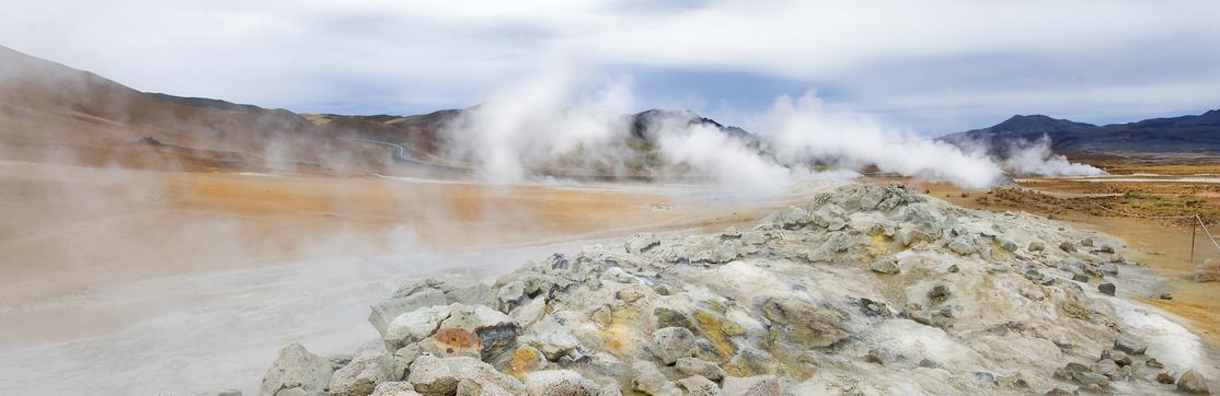 Dampfende Steine im Hochthermalgebiet Namafjall auf Island