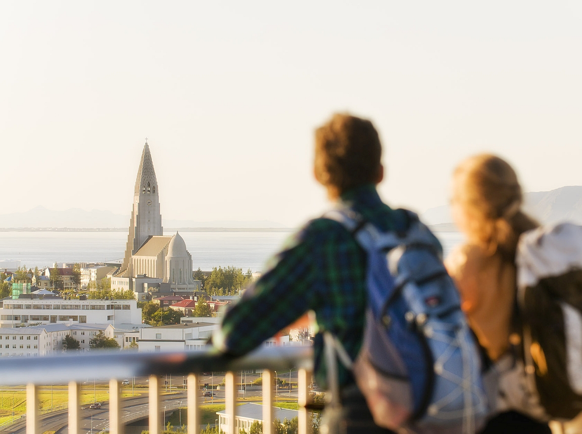 Zwei Reisende haben einen Ausblick auf die Hallgrimskirche in Reykjavik in Island