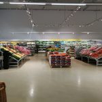 Innenansicht mit Obst- und Gemüseabteilung in einem Bonus-Supermarkt in Island