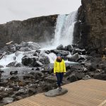 Wanderin vor dem Wasserfall Öxarafoss in Islands Nationalpark Thingvellir