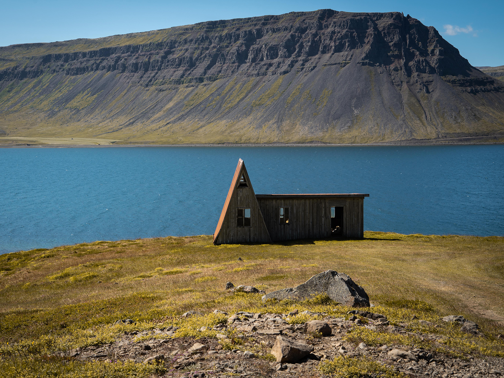 alte Höfe und Scheunen in den Fjordlandschaften in Island