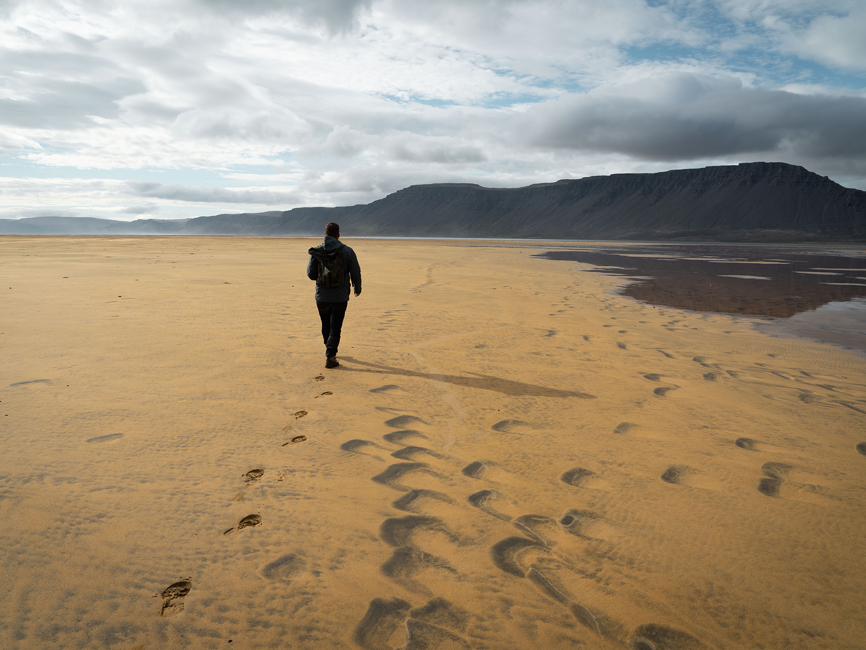 Spaziergänger am Strand von Raudisandur in den Westfjorden, Island