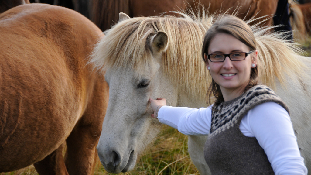 Frau mit Islandpferd