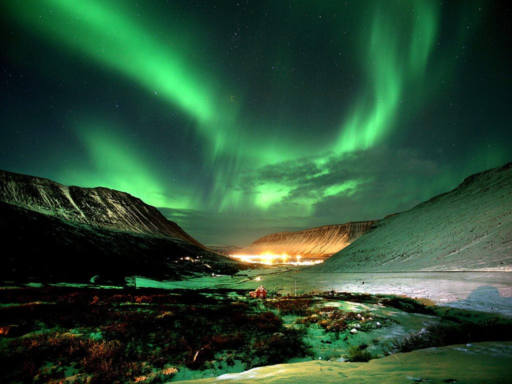 Nordlichter über isländischer Bucht in einer Winter-Nacht