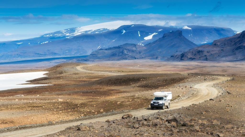 Camper auf einer Strecke im Hochland von Island