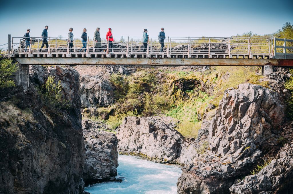 Katla Travel Team an den Hraunfossar Wasserfällen