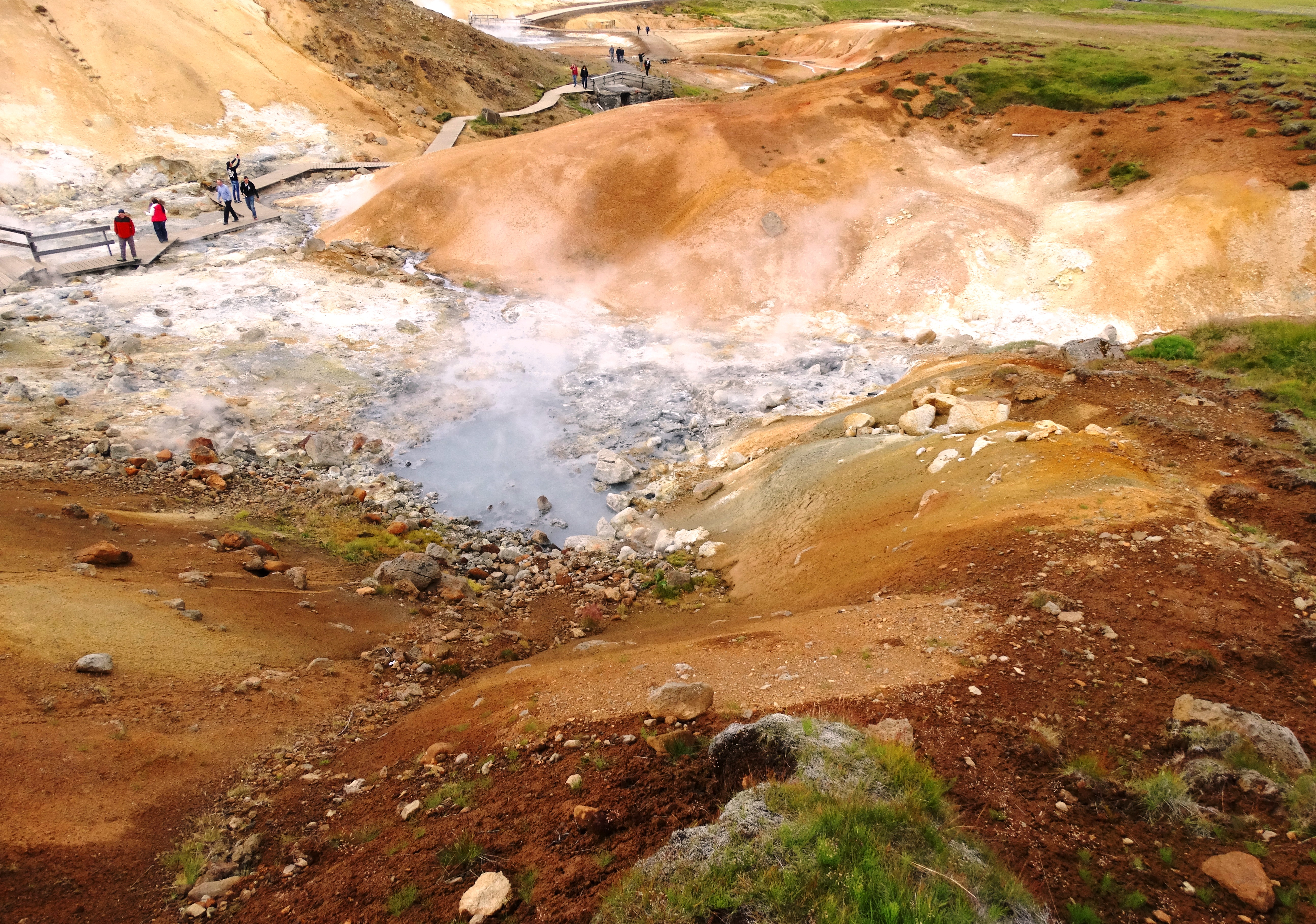 brodelnde Schlammquellen bei Krysuvik auf der Reykjanes Halbinsel, Schwefelgeruch